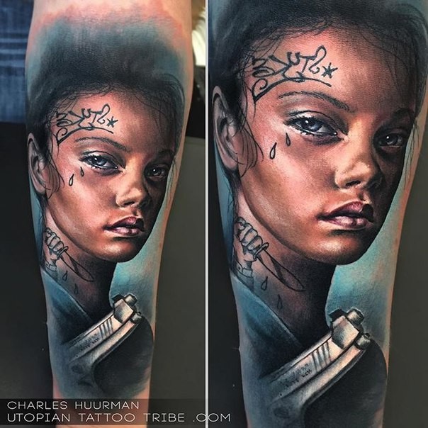 手臂彩色女子肖像与手枪纹身图案