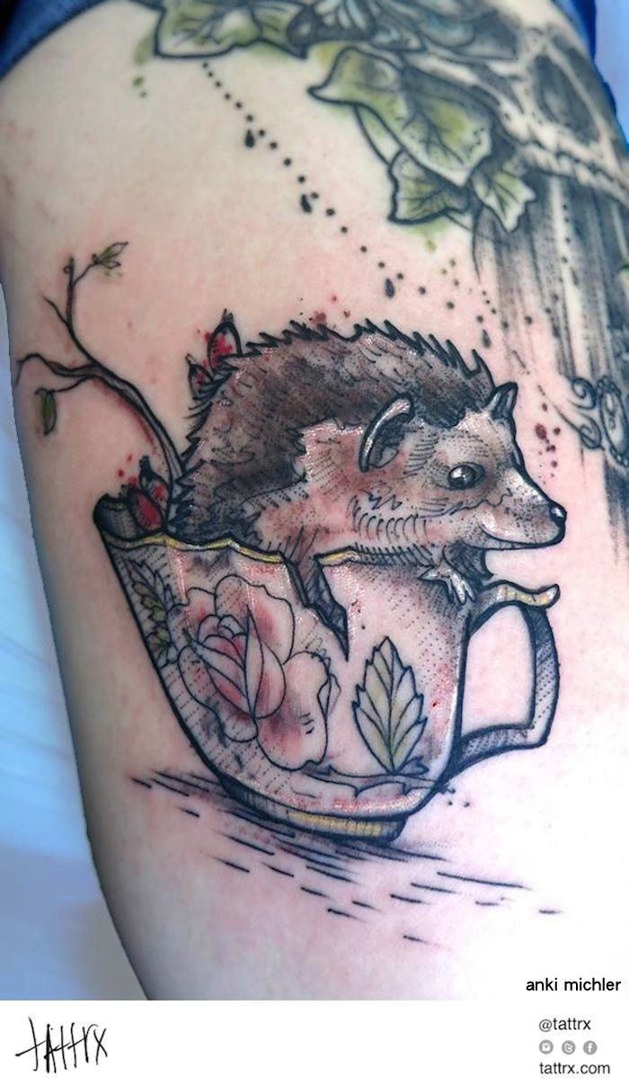 腿部彩色茶杯与刺猬纹身图案