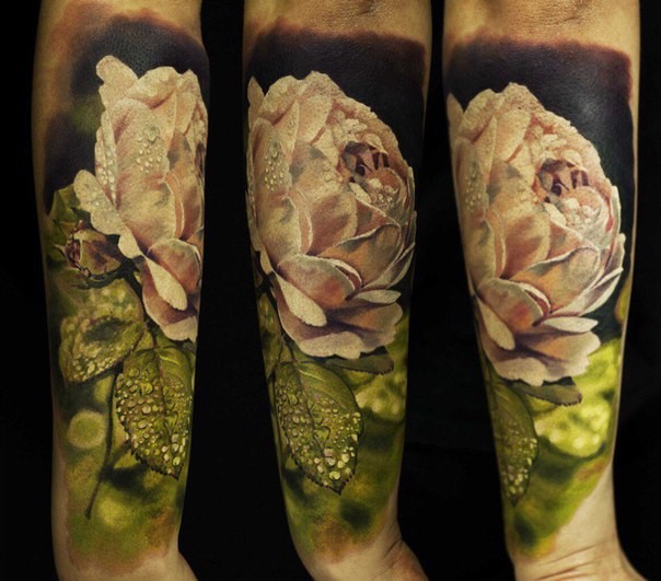 手臂写实风格的彩色白玫瑰纹身图案