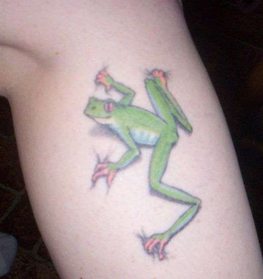 腿部彩色逼真的小绿蛙纹身图案
