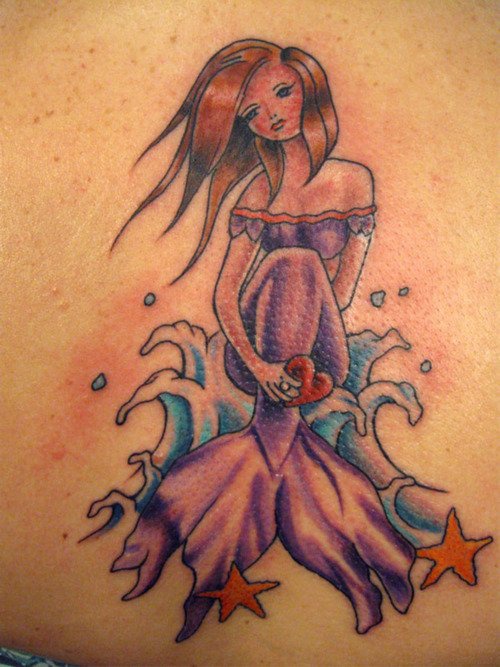 彩绘岸边的美人鱼纹身图案