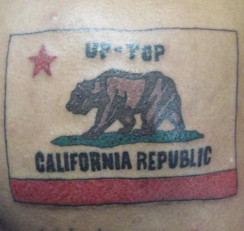 肩部彩色加利福尼亚国旗色纹身