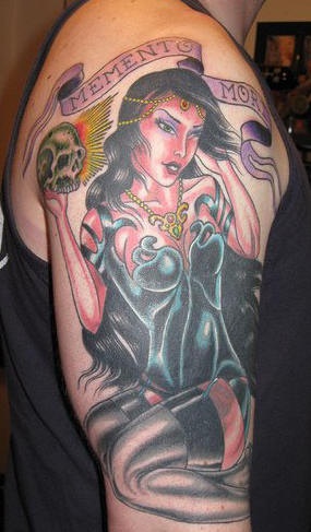 手臂骷髅头和女郎纹身图案