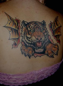 老虎和龙的翅膀纹身图案