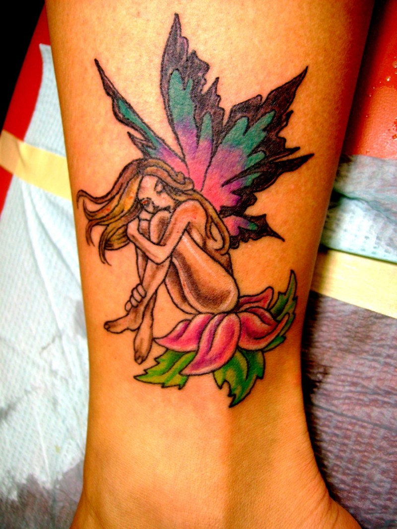 脚踝五彩的精灵和花朵纹身图案