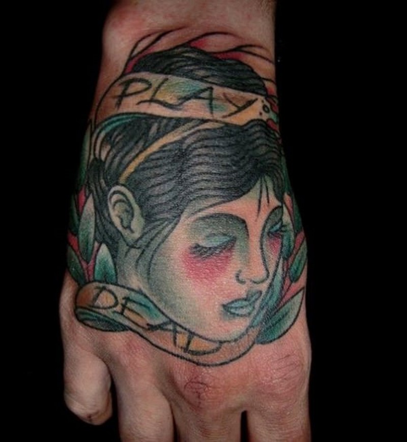 手背彩色老式的简单女人头纹身图案