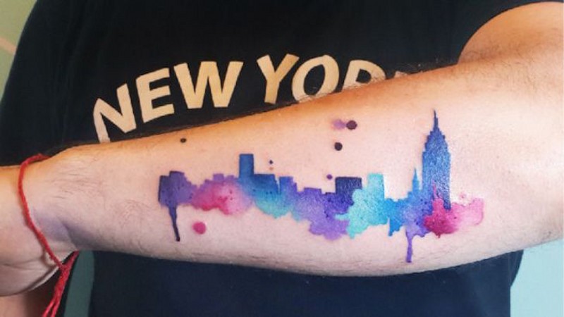 手臂自制水彩风格的大城市景观纹身