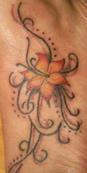 女性脚背彩色花朵纹身图案