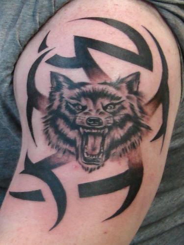 手部愤怒的狼头和部落图腾纹身图案