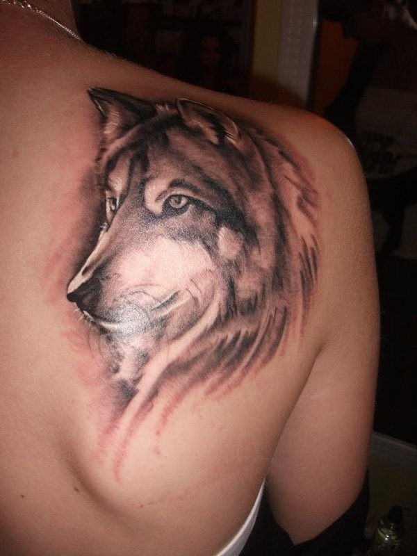肩部逼真的自然狼头纹身图案