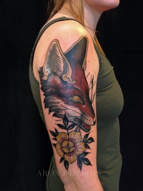 女性现代风格的彩色狐狸与花纹身图案