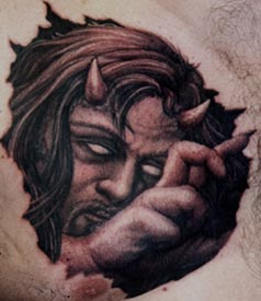 有角的恶魔在皮肤下纹身图案