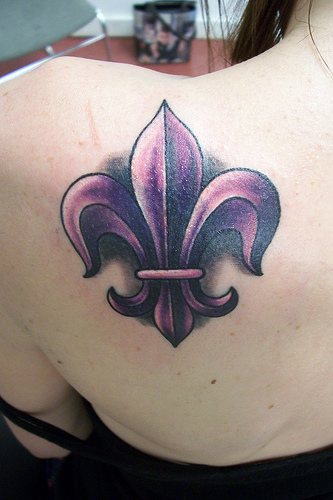 女性肩部彩色紫色鸢尾纹身图案