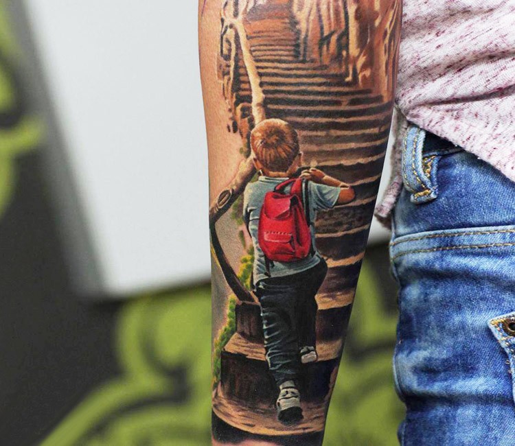 手臂插画风格的彩色小男孩走楼梯纹身