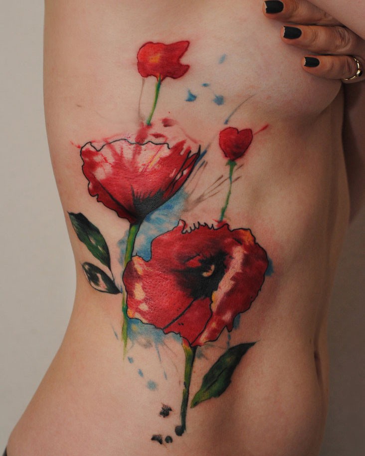 女性腰侧水彩色罂粟花纹身图案