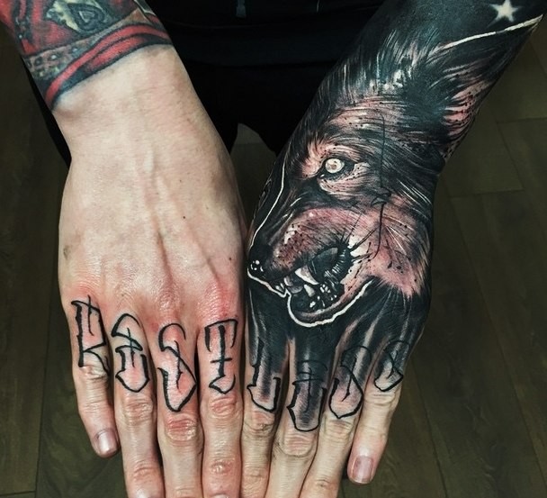 手背现实的狼与字母纹身图案
