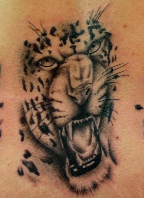 肩部巨大的黑白猎豹头像纹身图案
