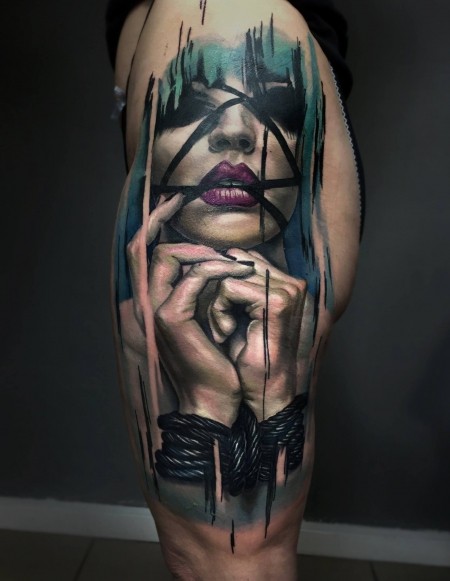 大腿神秘的彩色妇女与双手纹身图案