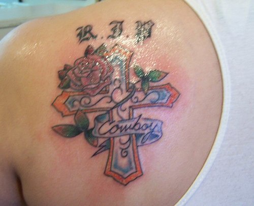 背部十字架与玫瑰纪念纹身图案