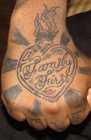 手背圣心家庭第一纹身图案