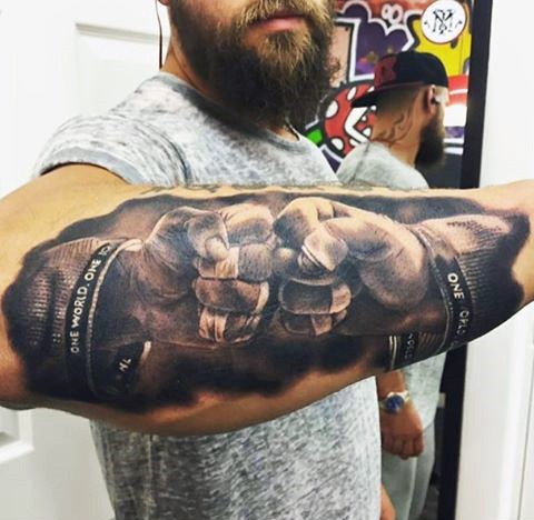 手臂惊人的现实主义风格的战斗机拳头纹身