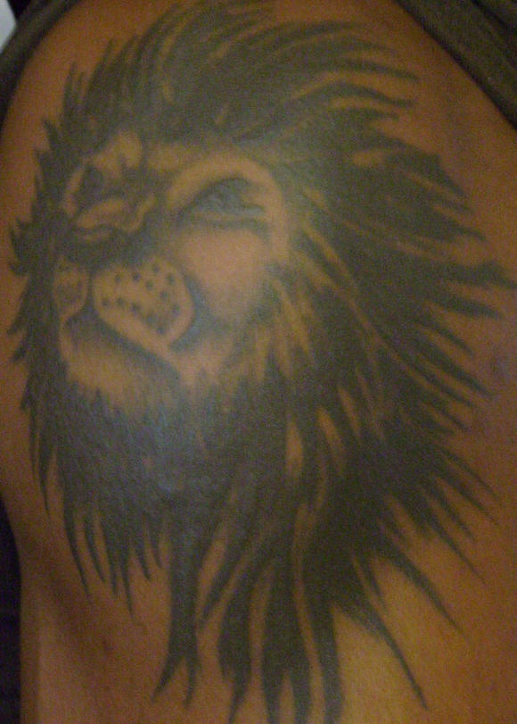 男性肩部灰色狮子头纹身图案