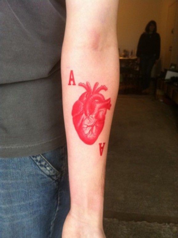 女性彩色红墨水心脏字母纹身图案