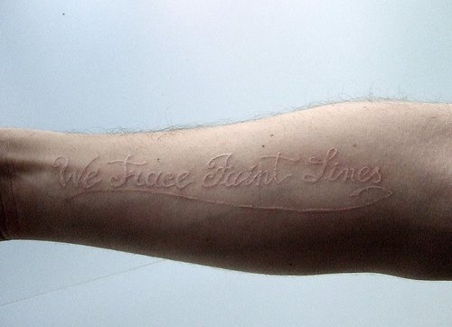 手臂白色墨水英文字母纹身图片