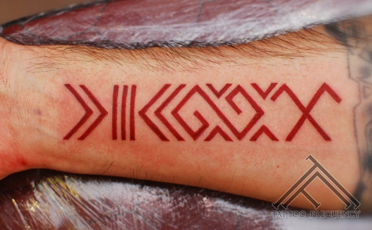 手臂个性红色拉丁符号纹身图案