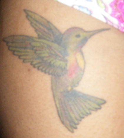 女性腿部彩色蜂鸟纹身图案