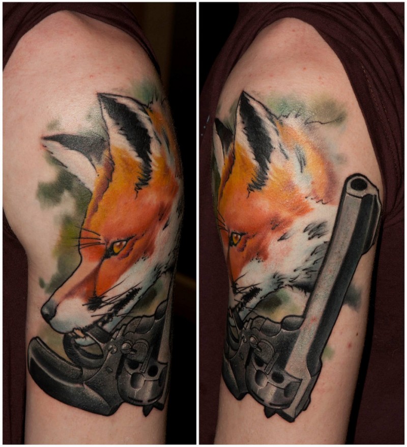 肩部现代风格的水彩色狐狸与手枪纹身