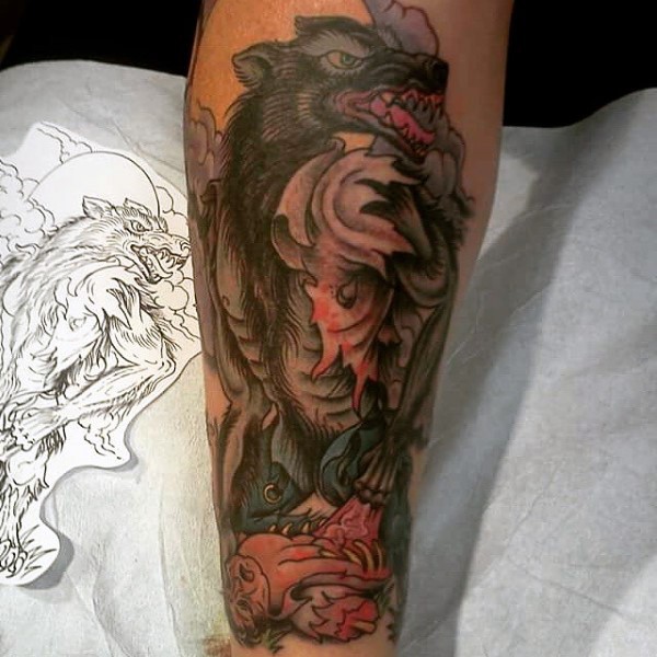 手臂老学校风格色彩的狼人纹身图案