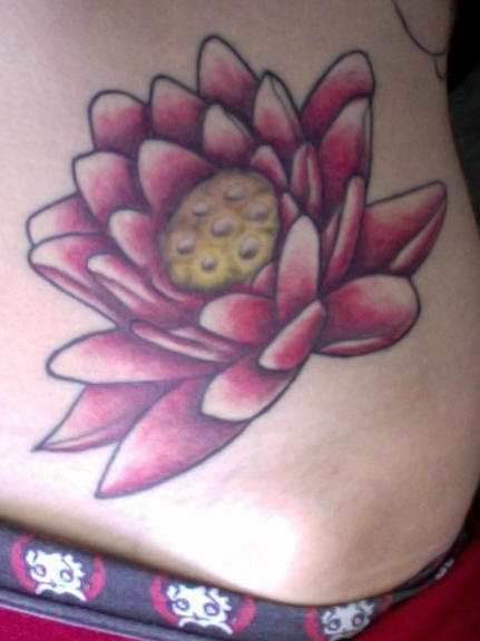 女性腰侧彩色莲花纹身图案