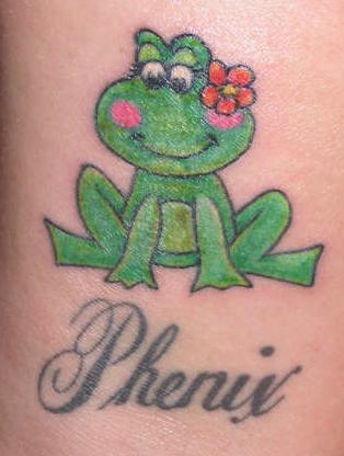 肩部彩色卡通青蛙女纹身图案