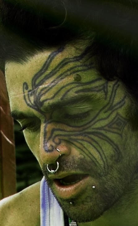 男性脸部的部落纹身图案