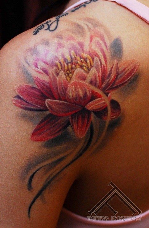 女性肩部彩色逼真的莲花纹身图案