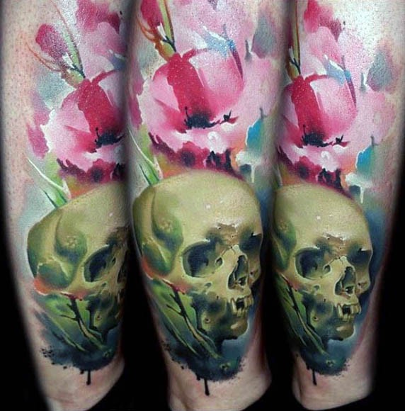 腿部彩色逼真的头骨与花朵纹身图案