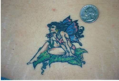 绿色树叶上的小精灵纹身图案