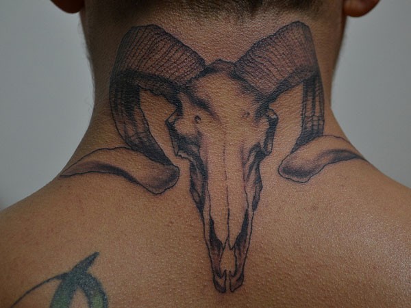 颈部公羊头骨纹身图案