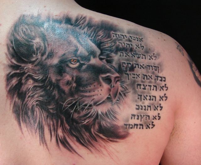 肩部逼真的狮子头与希伯来字符纹身