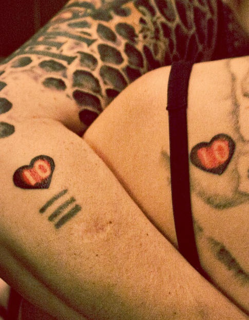 肩部匹配的爱心情侣纹身图案