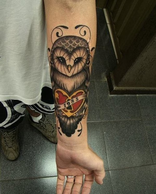 女性手臂彩色猫头鹰抱爱心纹身图案