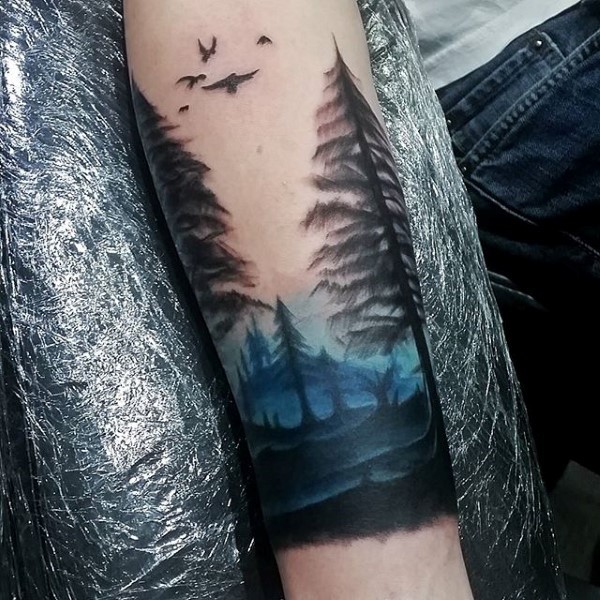 手臂彩色天然森林与鸟类纹身图案