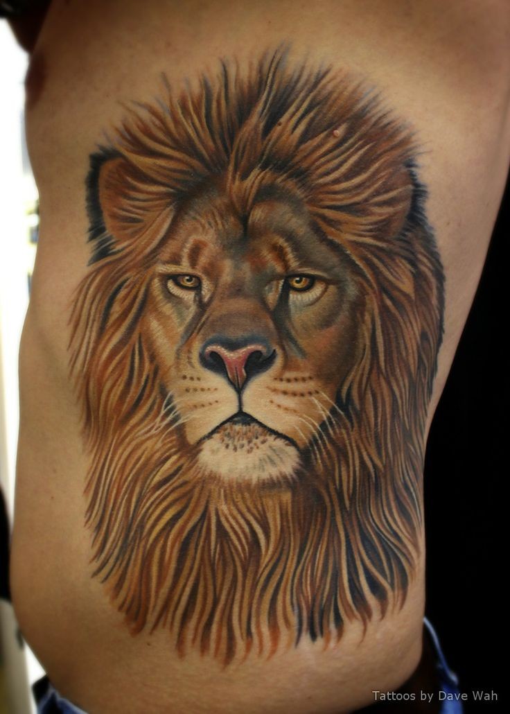 男性侧肋巨大的狮子头像纹身图案