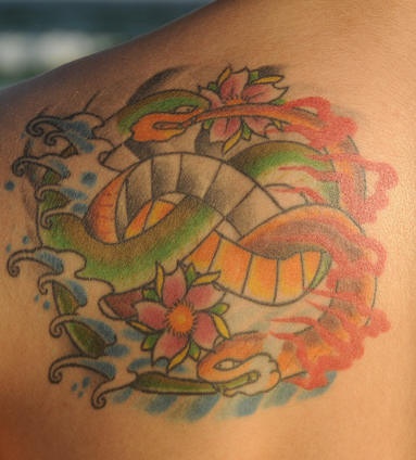 火与水花蕊蛇彩色纹身图案