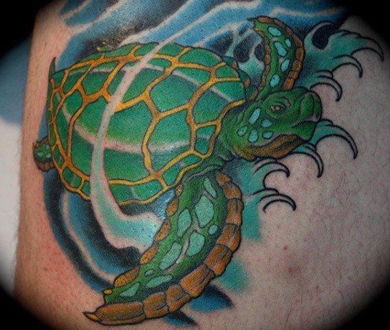 背部彩色水中海龟纹身图案