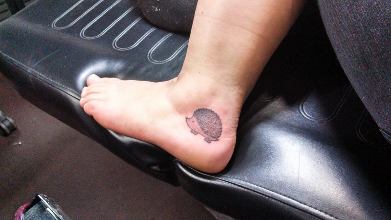女性脚部可爱的小刺猬纹身图案