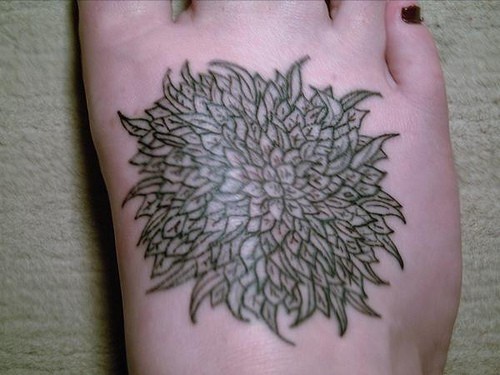 女性脚背个性复杂的花朵纹身图案