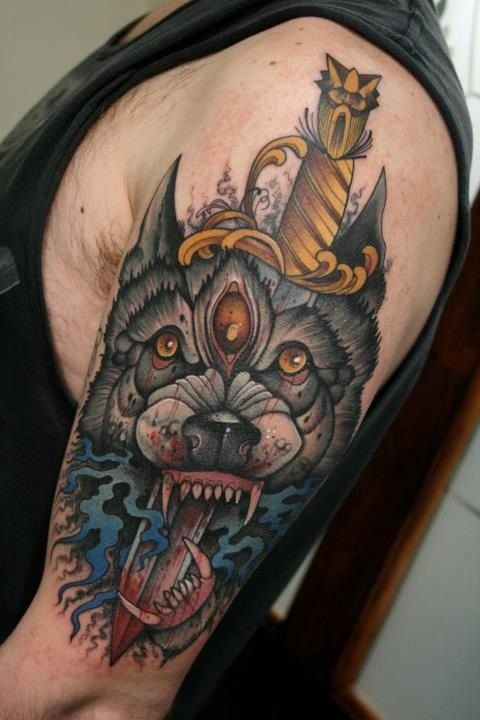 大臂可怕的血腥匕首和恶魔狗头像彩色纹身图案