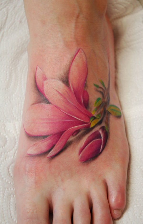 脚背写实精美的花朵纹身图案